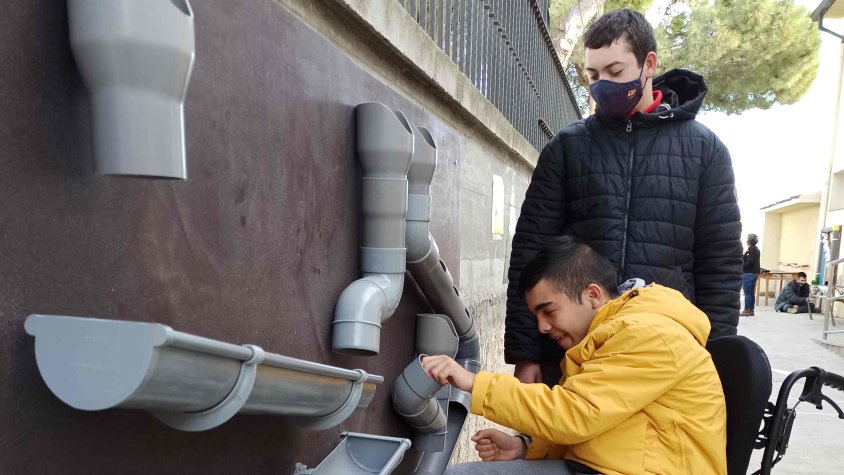 Imatge d'alguns dels nous elements que s'han instal·lat al pati de l'Escola Alba
