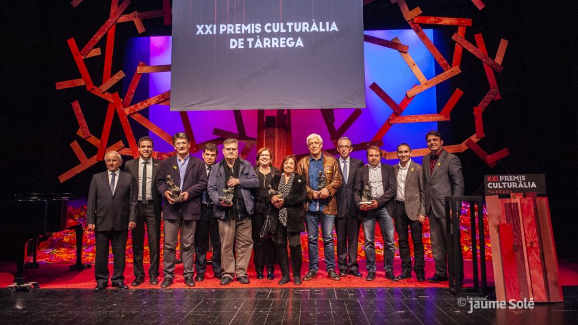 Els premiats amb el seu guardó i els encarregats de lliurar-los-els