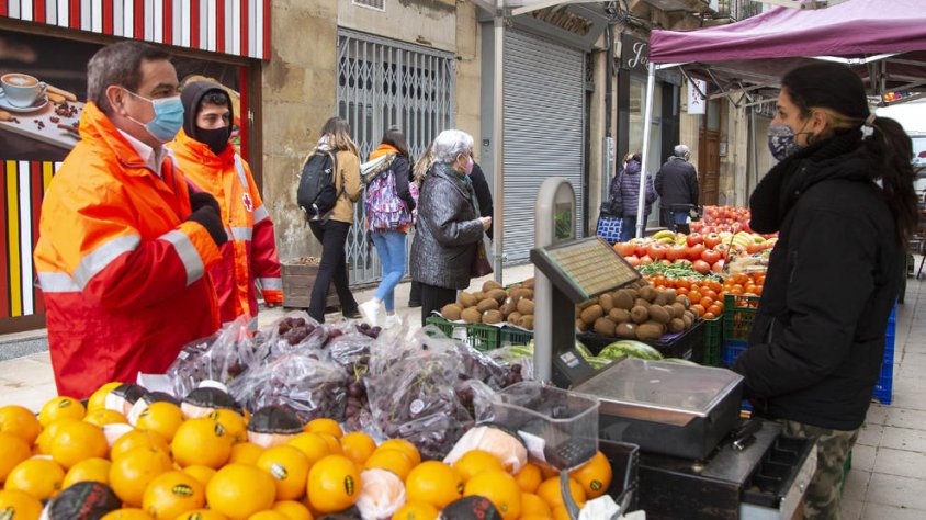 Els voluntaris de Creu Roja, ahir al mercat de Tàrrega