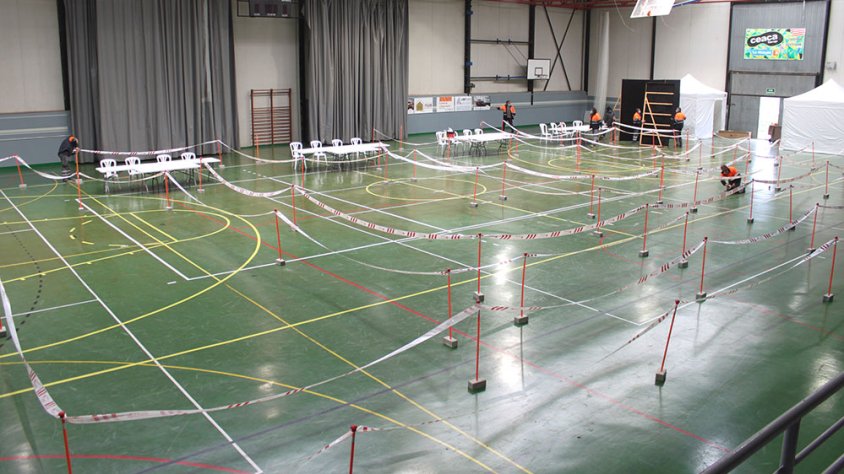 Imatge del Pavelló Municipal d'Esports habilitat com a col·legi electoral