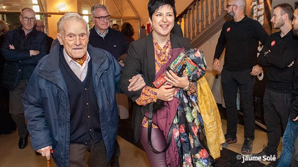 Ramon Boleda del braç de Lourdes Cardona en arribar al lliurament dels Premis Culturàlia l'octubre del 2019, quan es va guardonar la trajectòria del setmanari