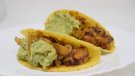 Tacos de mongeta vermella amb ceba caramel·litzada i guacamole