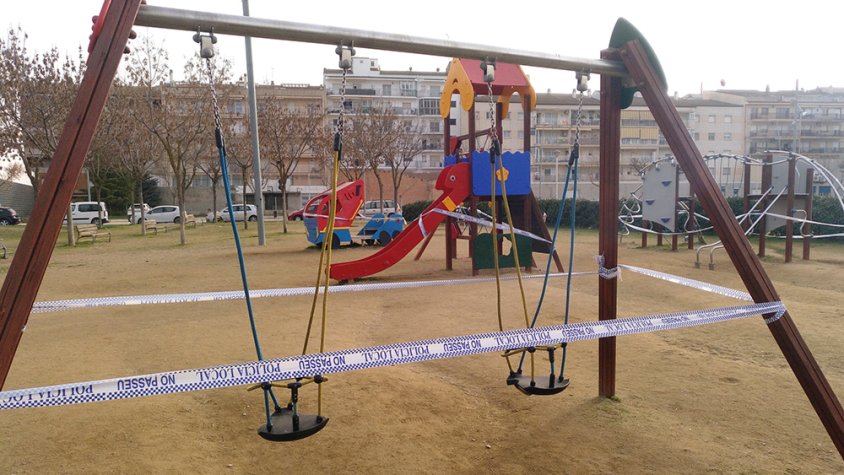 Un parc infantil de Tàrrega precintat