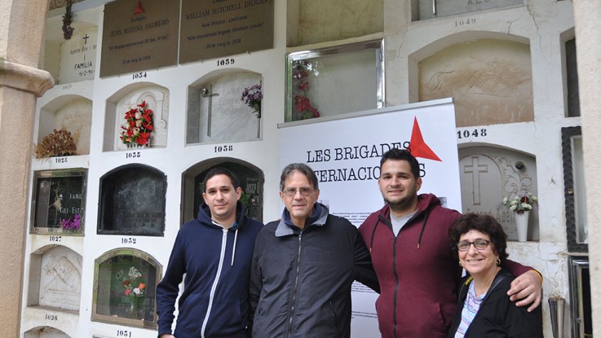 Imatge dels familiars que van visitar el cementiri