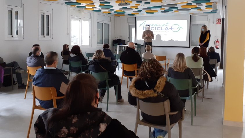 Imatge d'una reunió informativa amb els comerciants