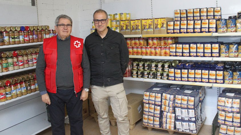 El regidor d’Acció Social, Treball i Família, Joan Palou, i el coordinador del Magatzem d’Aliments Solidaris, Florentí Sans, a les instal·lacions d’aquest servei municipal