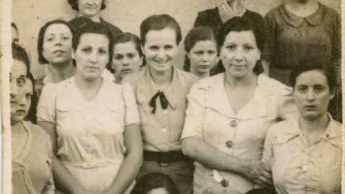 La Maria Pedró amb les mans plegades, al seu costat la Maria Llonch de Sabadell. 27/07/1940