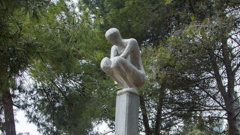 La columna amb la figura escultòrica a Vallbona de les Monges