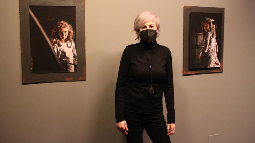 Ester Gasol amb dues de les fotografies que inclou la mostra