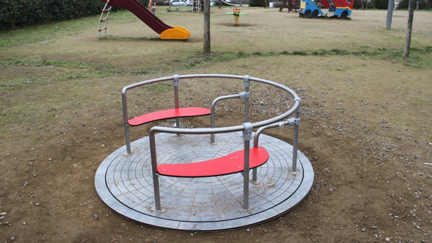 Joc adaptat instal·lat a la plaça de l'Hort del Barceloní
