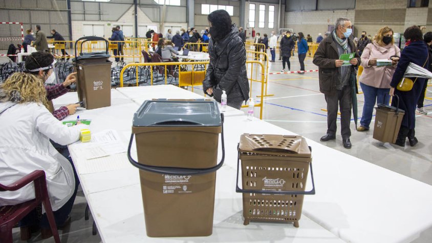 Imatge de la repartida de contenidors als veïns d'Agramunt abans de començar a aplicar el nou sistema de recollida