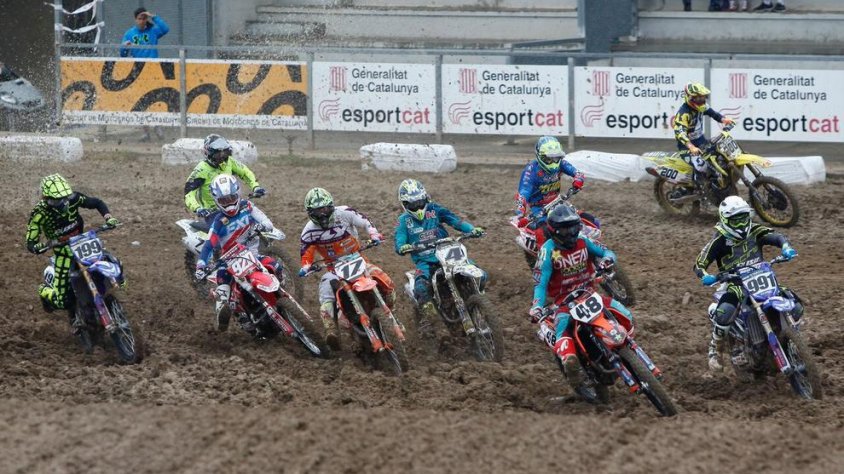La sortida de la prova d'MX1 va resultar molt espectacular pel fang acumulat a causa de la pluja caiguda sobre Bellpuig