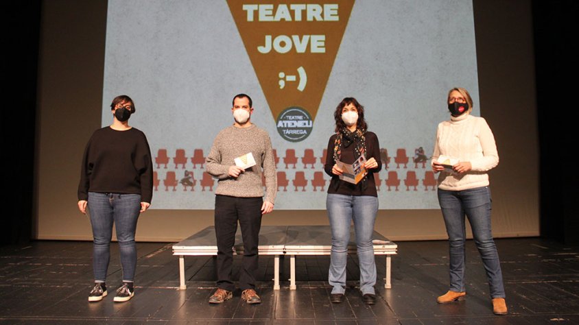 Presentació dels nous cicles amb Marta Salla, directora de Cultura; Carlos Vílchez, regidor de Cultura; Alba Pijuan Vallverdú, alcaldessa de Tàrrega; i Teresa Garcia, tècnica de Cultura; a l’escenari del Teatre Ateneu