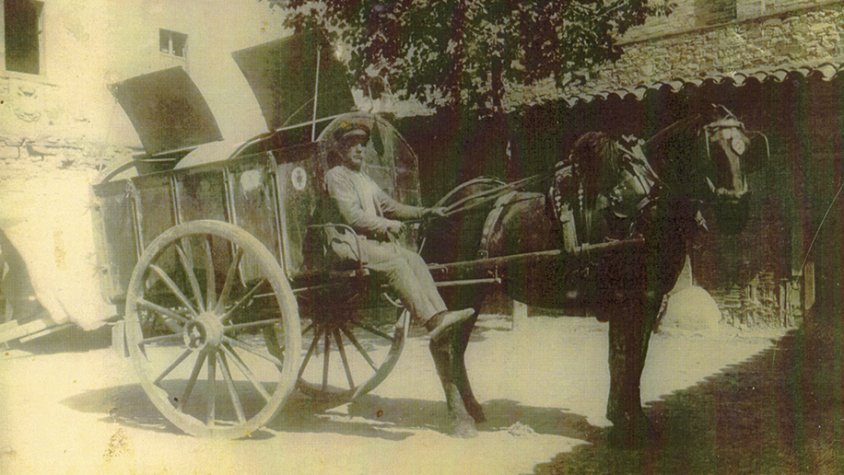 El carro municipal de la brossa conduït per Pascual Sancho tirat pel cavall Goliat