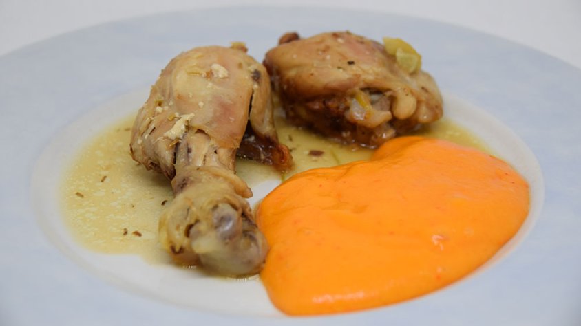 Pollastre al forn amb puré de patata al pebrot