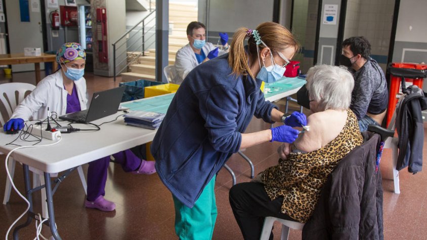 Imatge de l’administració de segones dosis al pavelló de Tàrrega