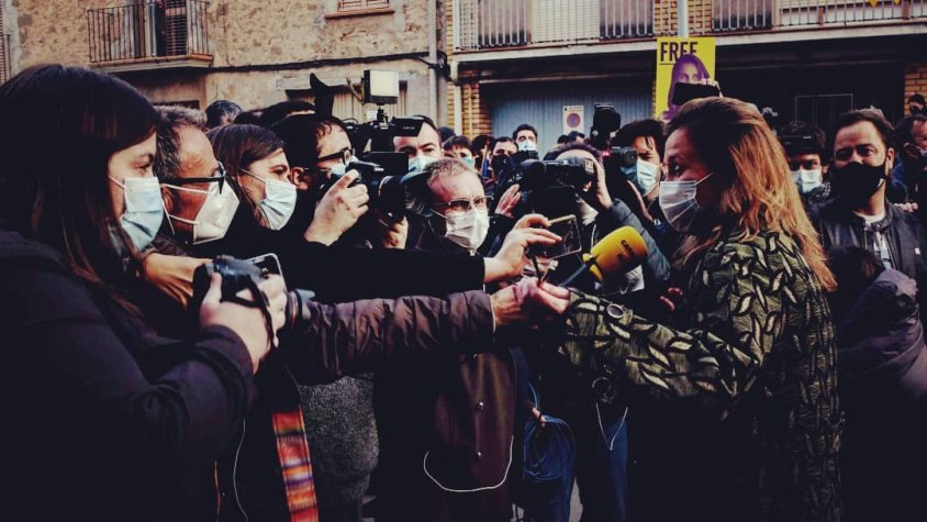 Meritxell Serret atenent els mitjans de comunicació abans d'entrar a casa dels seus pares