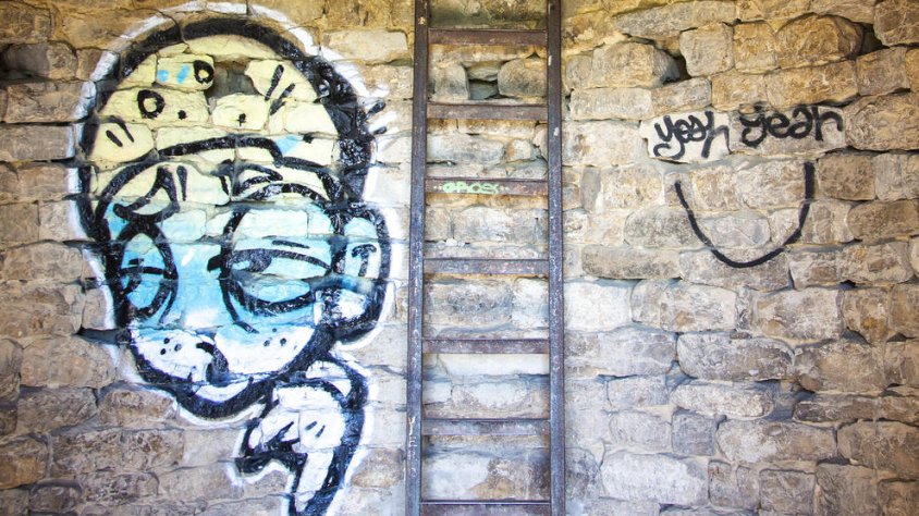 Pintades en una de les parets interiors del monument