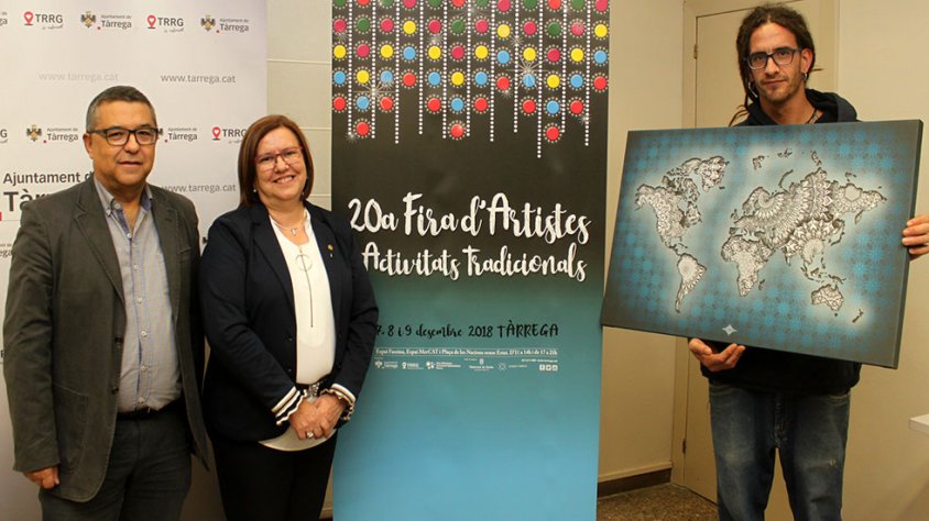 Rosa Maria Perelló, alcaldessa de Tàrrega i presidenta de la Diputació de Lleida; i Carles Pascual, regidor de Promoció Econòmica; amb l’artista Guifré Urgell, autor del mural commemoratiu dels 20 anys de la fira, i una de les seves obres