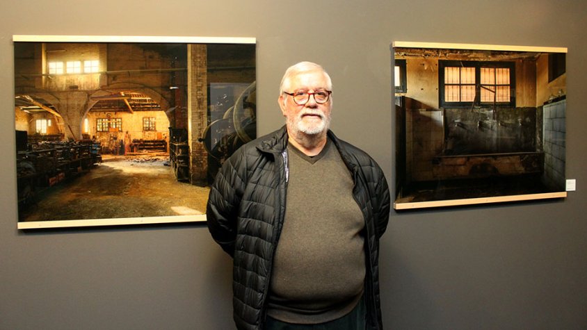 El fotògraf lleidatà Llorenç Melgosa amb dues de les instantànies de la mostra corresponents a la fàbrica Trepat