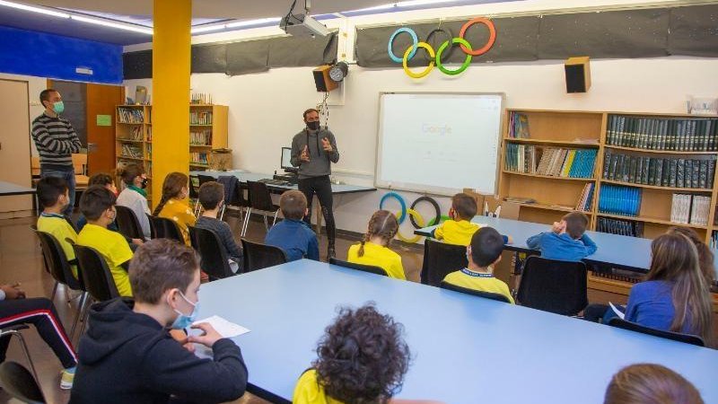 El genet olímpic lleidatà Albert Hermoso fent una xerrada a alumnes de l’escola Guillem Isarn