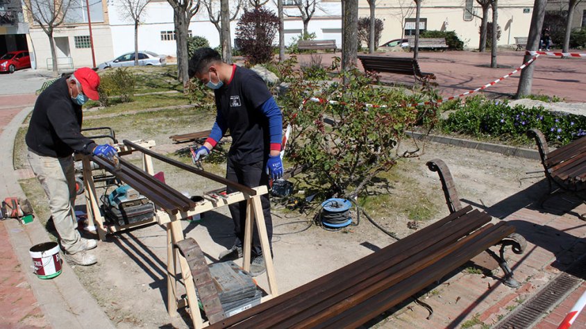 Els treballs de restauració dels bancs han començat aquesta setmana