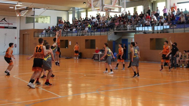 Infants jugant a bàsquet