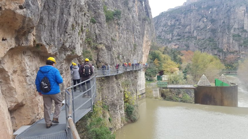 La ruta inclou una passarel·la per sobre del riu
