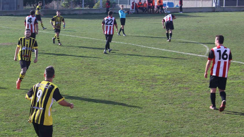 Un moment del partit del líder contra el cuer