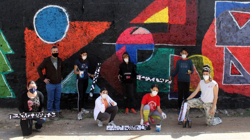 El regidor de Ciutadania i Educació, Xavier Rossell-Aparicio, i la tècnica de Joventut, Roser Oliva, amb la monitora Mireia Gonzàlez i els joves participants al taller d’art urbà