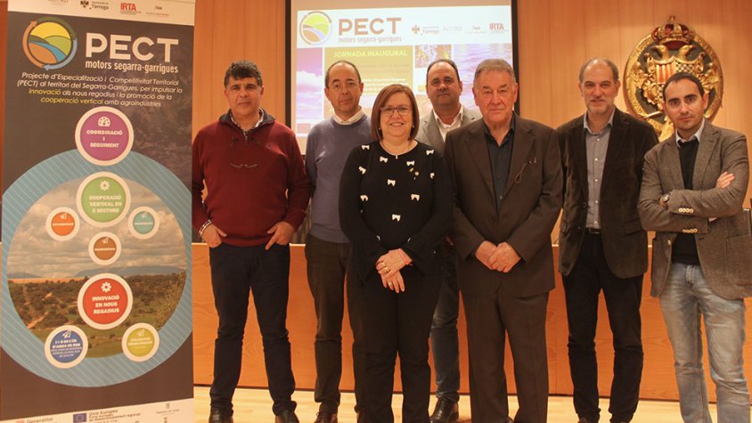 L’alcaldessa de Tàrrega i presidenta de la Diputació de Lleida, Rosa Maria Perelló, amb representants de les entitats que participen al PECT Motors per al Segarra-Garrigues