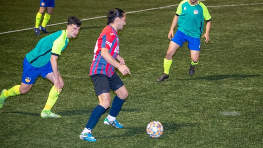 Una jugada del partit en què la UE Tàrrega va derrotar dijous passat a la nit el Martinenc