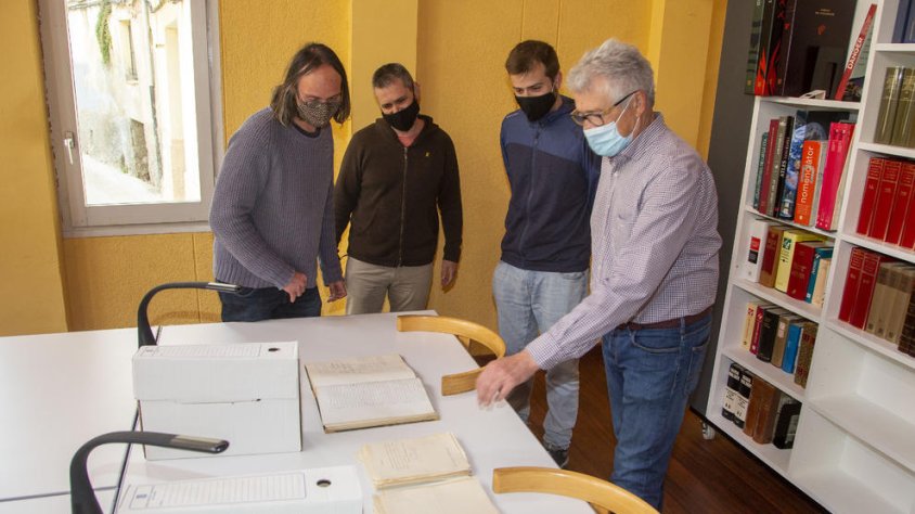 El descendent de l'alcalde Josep Devant, a l'Arxiu Comarcal