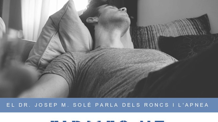 Un home dormint en un sofà