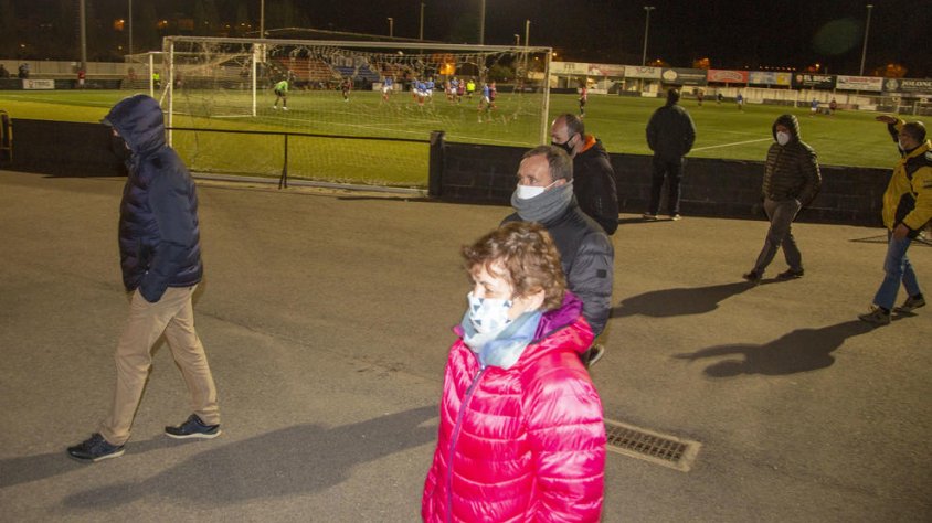 Aficionats del Tàrrega abandonen el camp abans d’acabar el partit a causa del toc de queda
