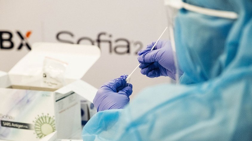 Un sanitari manipulant material per fer tests de Covid