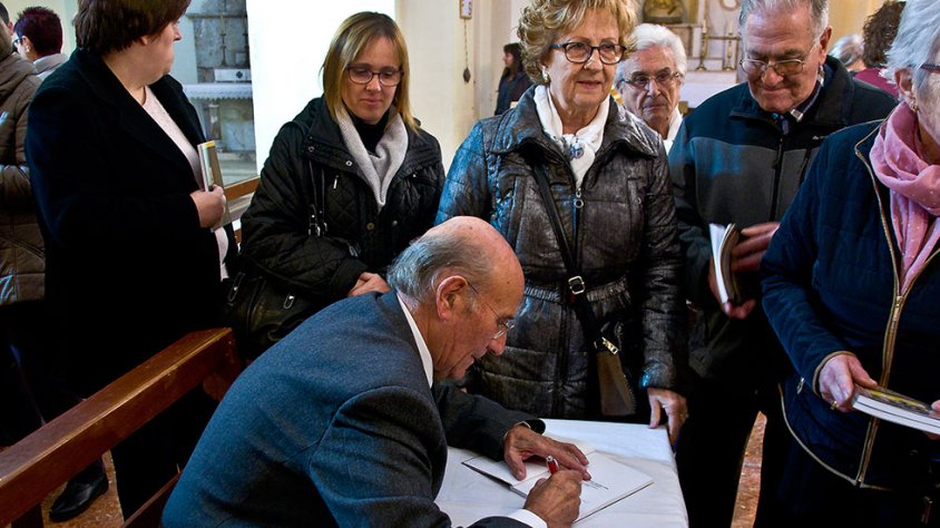 Joan Novell signant exemplars del seu llibre del Beat Saperas a la Parròquia d'Alió