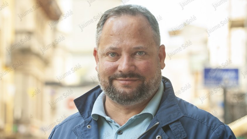 Silveri Caro al carrer del Carme amb el campanar de l'església de Santa Maria de l'Alba al fons
