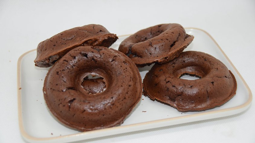 Dònuts de xocolata. Per a qui vulgui optar per dolços menys dolços que mimen la salut