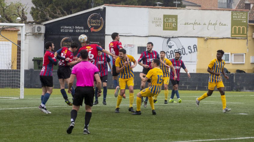 Dos jugadors del Tàrrega salten per intentar rematar una pilota davant de la defensa del Sant Just