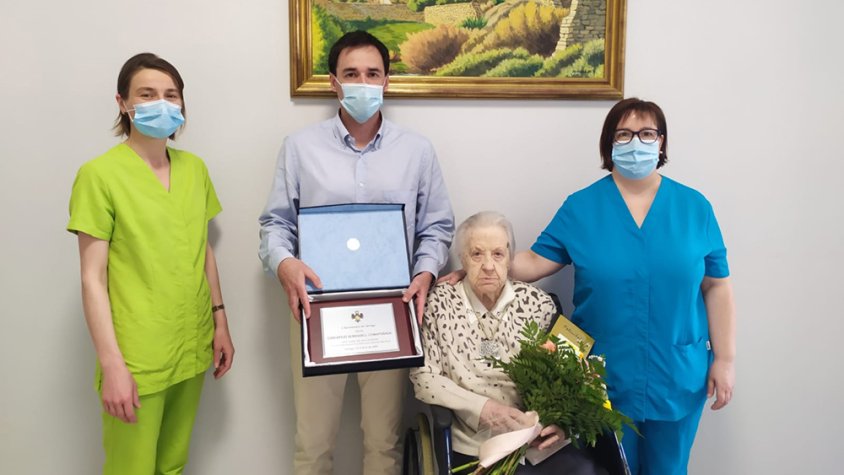 Personal de la residència Sant Antoni amb l'homenatjada