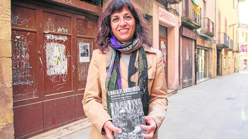 Alba Pijuan, amb el llibre davant la casa familiar de Pedrolo a Tàrrega on es van trobar els poemes
