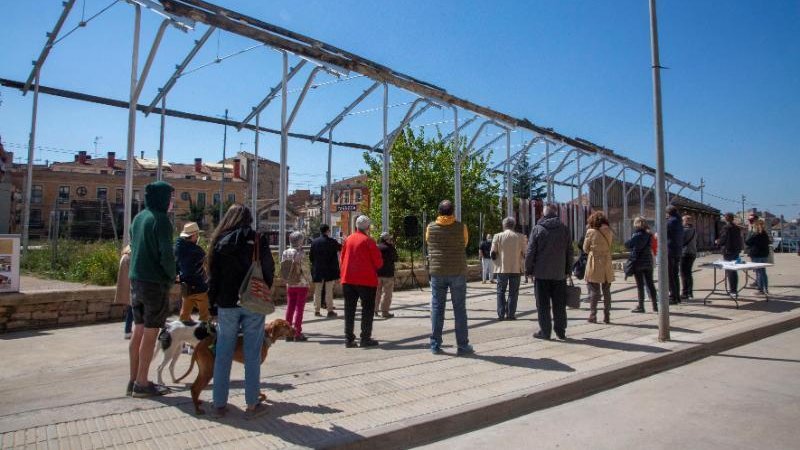 Imatge de la visita guiada que les entitats de Tàrrega van fer ahir als antics molls de la via