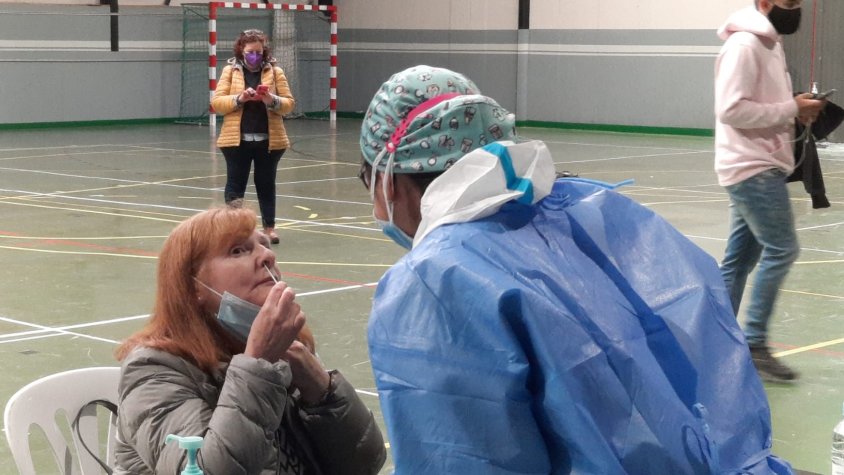 Una de les primeres persones en participar en el cribratge fent-se la prova