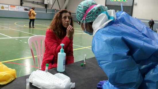 Una de les participants en el cribratge extraient-se ella mateixa la mostra