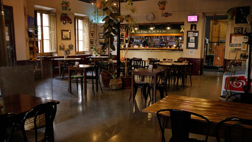 L'interior del Bar Centro de Maldà, sense clients