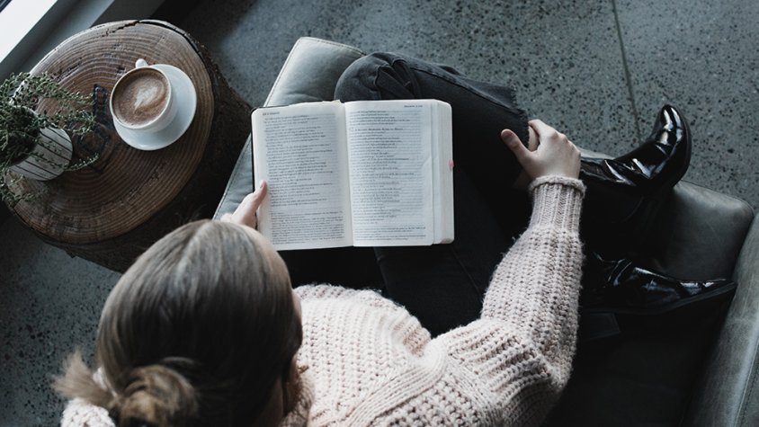 Una noia llegint