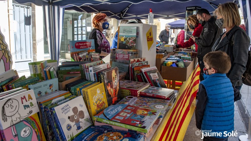 Clients en una de les parades de llibres que es van instal·lar al carrer del Carme