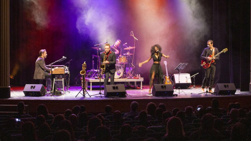 El cicle va acabar amb l'actuació de la formació Koko-Jean & The Tonics i el saxofonista Dani Nel·lo