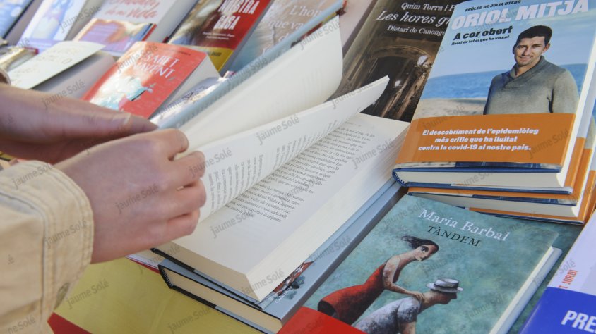 Llibres en una parada la diada de Sant Jordi a Tàrrega
